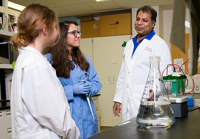 Dr. Dinda and Pfiffner in a lab discussing